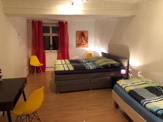 Schlafzimmer links